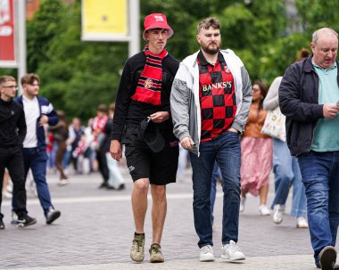 Walsall taraftarları 26 Mayıs 2025 'te Wembley Stadyumu' nda Wimbledon 'a karşı oynanan Sky Bet 2 playoff final maçı öncesinde