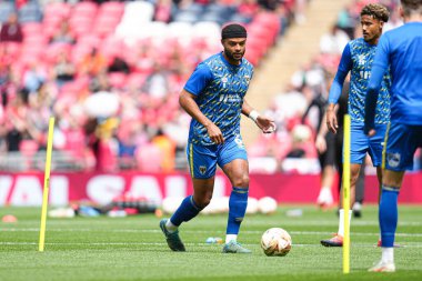 AFC Wimbledon takımından Ryan Johnson 26 Mayıs 2025 'te Wembley Stadyumu' nda Wimbledon 'a karşı AFC Wimbledon final maçının önünde.
