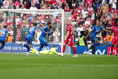 AFC Wimbledon takımından Myles Hippolyte, 26 Mayıs 2025 'te Wembley Stadyumu' nda oynanan Wimbledon-Walsall maçında skora başlama golünü kutluyor.