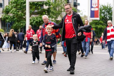 Baba ve oğul, 26 Mayıs 2025 'te Wembley Stadyumu' nda Wimbledon 'a karşı oynanan Gökyüzü İddia Ligi 2 Playoff Finali' nin önünde.