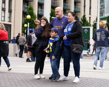 AFC Wimbledon aile fotoğrafı Sky Bet Ligi 2 Playoff Final maçı öncesinde Wimbledon Walsall 'a karşı Wembley Stadyumu, Londra, 26 Mayıs 2025