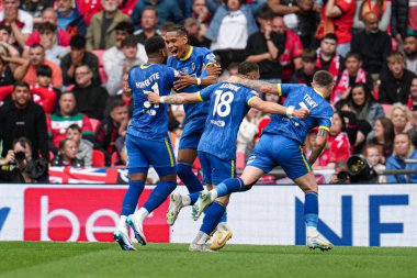 Wimbledon, 26 Mayıs 2025 'te Wembley Stadyumu' nda oynanan Wimbledon-Walsall maçında Sky Bet 2 Playoff final maçında golünü kutladı.