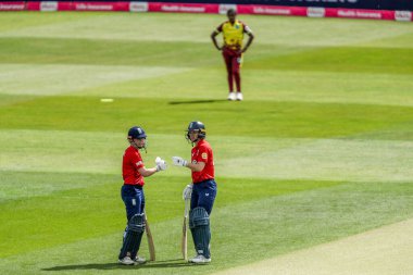 İngiltere 'den Heather Knight ve Amy Jones, 26 Mayıs 2025' te Cloud County Ground, Chelmsford, Birleşik Krallık 'ta düzenlenen 3.