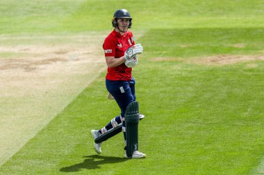 İngiltere 'den Nat Sciver-Brunt 3. Vitality IT20 Serisi sırasında işten çıkarılan kadınlar, 26 Mayıs 2025' te Cloud County Ground, Chelmsford, Birleşik Krallık 'ta İngiltere Kadınlar Batı Hint Adaları' na karşı oynadıkları maçta üzgün görünüyorlar.