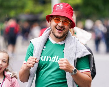 Walsall taraftarı, 26 Mayıs 2025 'te Wembley Stadyumu' nda Wimbledon 'a karşı oynanan Sky Bet 2 playoff final maçı öncesinde