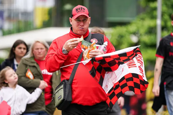 Walsall taraftarı, 26 Mayıs 2025 'te Wembley Stadyumu' nda Wimbledon 'a karşı oynanan Sky Bet 2 playoff final maçı öncesinde