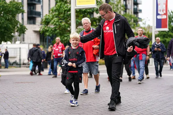 Baba ve oğlu Wembley 'e yürüyor. 26 Mayıs 2025' te Wembley Stadyumu 'nda Wimbledon ile Wimbledon arasındaki final maçı var.
