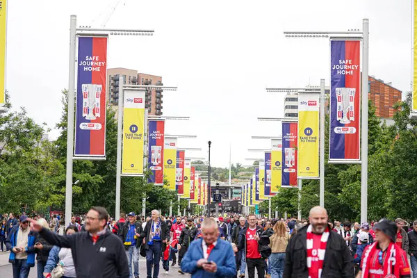 Wembley Stadyumu 'na gelen taraftarlar, 26 Mayıs 2025' te Wembley Stadyumu 'nda oynanan Wimbledon - Wimbledon maçının finali öncesinde Wembley Stadyumu' na geldiler.