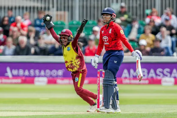 İngiltere 'den Sophia Dunkley, Batı Hint Adaları' ndan Mandy Mangru tarafından 3. Vitality IT20 Serisi 'nde İngiliz Kadınlar Batı Hint Adaları' na karşı Cloud County Ground, Chelmsford, Birleşik Krallık 'ta 26 Mayıs 2025' te oynanan karşılaşmada yakalandı.