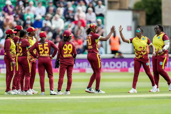 Batı Hint Adaları 'ndan Mandy Mangru, 3. Vitality IT20 Serisi' nde Sophia Dunkley 'nin görevden alınmasının ardından takım arkadaşlarıyla birlikte kutluyor.