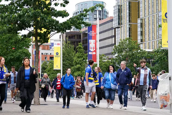 Wembley Stadyumu 'na gelen taraftarlar, 26 Mayıs 2025' te Wembley Stadyumu 'nda oynanan Wimbledon - Wimbledon maçının finali öncesinde Wembley Stadyumu' na geldiler.