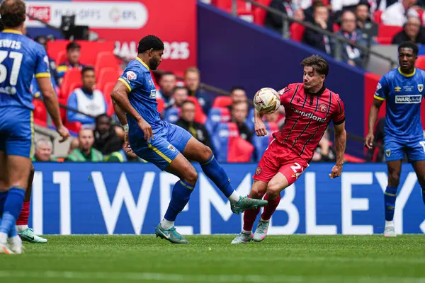 AFC Wimbledon 'dan Ryan Johnson ve Walsall' dan Jamie Jellis 26 Mayıs 2025 'te Wembley Stadyumu, İngiltere' de oynanan Wimbledon-Walsall maçında 2.