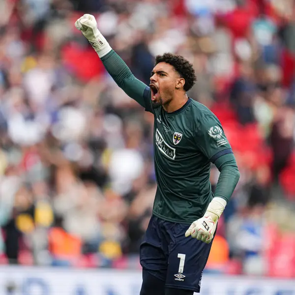 AFC Wimbledon 'dan Owen Goodman 26 Mayıs 2025' te Wembley Stadyumu 'nda oynanan Wimbledon-Walsall maçında Sky Bet 2 playoff final maçında golünü kutluyor.