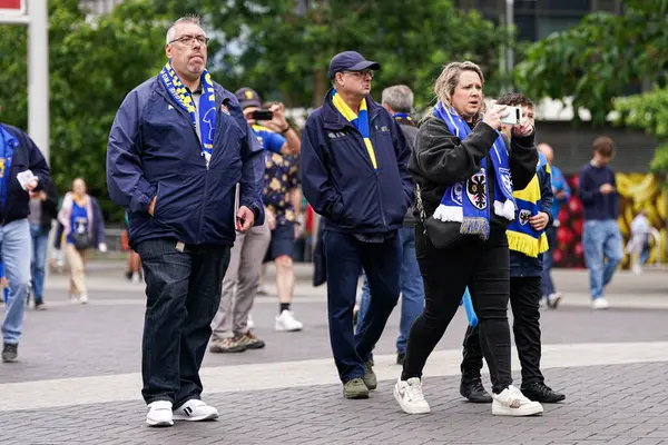 Wimbledon taraftarları, 26 Mayıs 2025 'te Wembley Stadyumu' nda Wimbledon 'a karşı oynanan Sky Bet 2 Playoff final maçı öncesinde