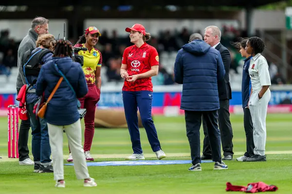Batı Hint Adaları 'ndan Hayley Matthews ve İngiltere' den Nat Sciver-Brunt Kadını, 23. Vitality IT20 Serisi öncesinde İngiltere - Batı Hint Adaları Kadınlar Karşılaşması 'na katılan Cloud County Ground, Chelmsford, Birleşik Krallık, 26 Mayıs 2025