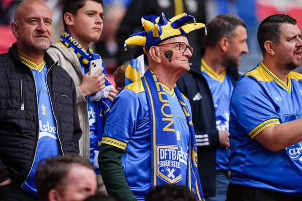 Wimbledon taraftarı, 26 Mayıs 2025 'te Wembley Stadyumu' nda Wimbledon 'a karşı oynanan Sky Bet 2 Playoff final maçı öncesinde.