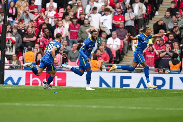 Wimbledon oyuncuları 26 Mayıs 2025 'te Wembley Stadyumu' nda oynanan AFC Wimbledon - Walsall maçında 1-0 berabere kalma golünü kutluyorlar.