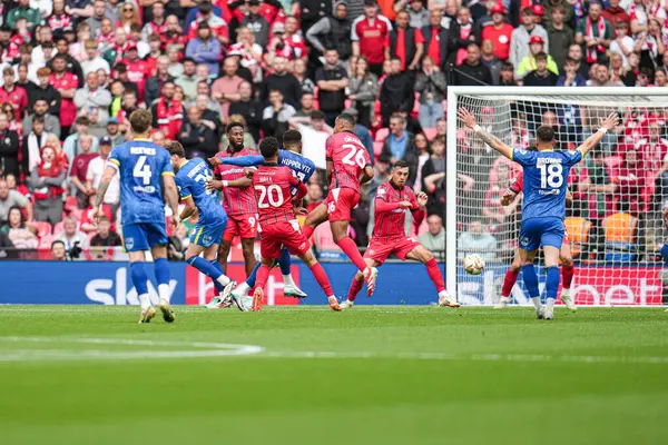 AFC Wimbledon takımından Myles Hippolyte 26 Mayıs 2025 'te Wembley Stadyumu' nda oynanan Wimbledon-Walsall maçında 1-0 berabere kaldı.