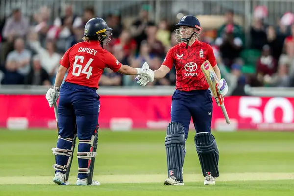 İngiltere 'nin Heather Şövalyesi Kadınlar 3. Vitality IT20 Serisi' nde yarım yüzyılı kutluyor. İngiltere Kadınlar Batı Hint Adaları 'na karşı Cloud County Ground, Chelmsford, Birleşik Krallık, 26 Mayıs 2025