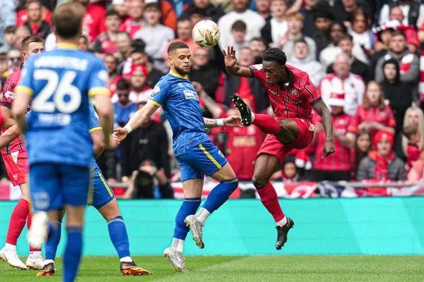 Walsall 'dan Liam Gordon 26 Mayıs 2025' te Wembley Stadyumu 'nda oynanan Wimbledon-Walsall maçında topu tehlikeden kurtardı.