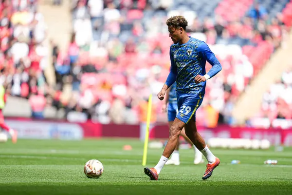 AFC Wimbledon takımından Aron Sasu, 26 Mayıs 2025 'te Wembley Stadyumu' nda Wimbledon 'a karşı AFC Wimbledon Finali' nin önünde.