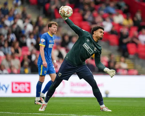 AFC Wimbledon takımından Owen Goodman 26 Mayıs 2025 'te Wembley Stadyumu' nda oynanan ve Wimbledon ile Wimbledon arasında oynanan final maçında topu aldı.
