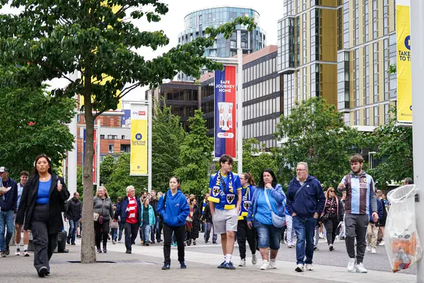 Wembley Stadyumu 'na gelen taraftarlar, 26 Mayıs 2025' te Wembley Stadyumu 'nda oynanan Wimbledon - Wimbledon maçının finali öncesinde Wembley Stadyumu' na geldiler.