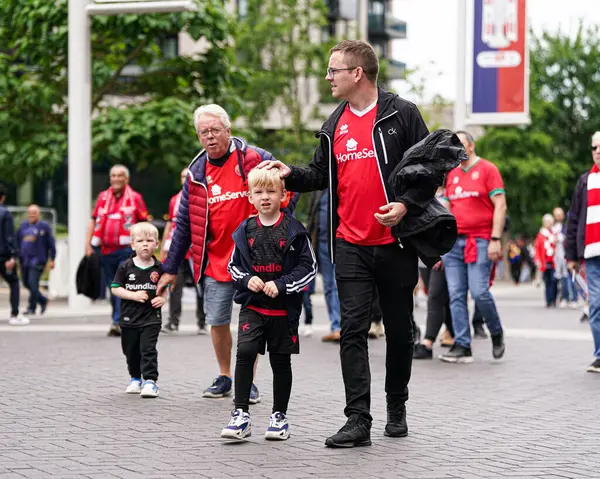 Walsall taraftarları 26 Mayıs 2025 'te Wembley Stadyumu' nda Wimbledon 'a karşı oynanan Sky Bet 2 playoff final maçı öncesinde