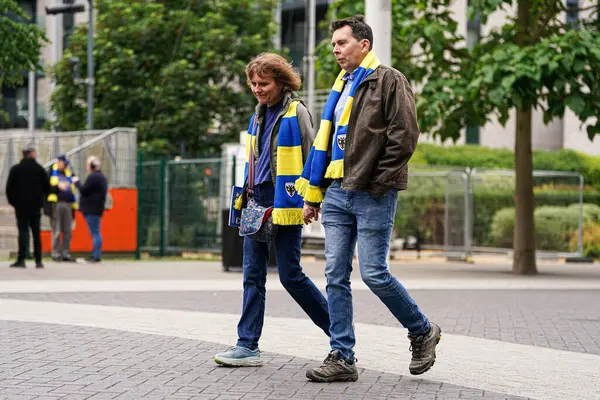 Wimbledon taraftarları Wembley Stadyumu 'na gidiyorlar. 26 Mayıs 2025' te Wembley Stadyumu 'nda Wimbledon' a karşı AFC Wimbledon final maçı var.