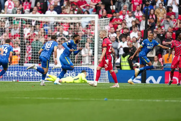 AFC Wimbledon takımından Myles Hippolyte, 26 Mayıs 2025 'te Wembley Stadyumu' nda oynanan Wimbledon-Walsall maçında skora başlama golünü kutluyor.