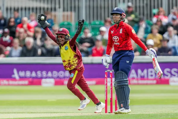 İngiltere 'den Sophia Dunkley, Batı Hint Adaları' ndan Mandy Mangru tarafından 3. Vitality IT20 Serisi 'nde İngiliz Kadınlar Batı Hint Adaları' na karşı Cloud County Ground, Chelmsford, Birleşik Krallık 'ta 26 Mayıs 2025' te oynanan karşılaşmada yakalandı.