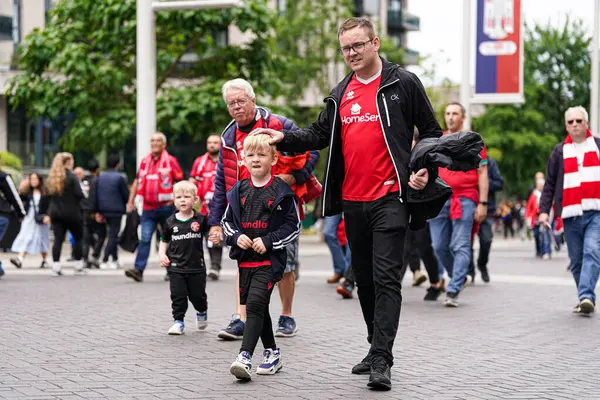 Baba ve oğul, 26 Mayıs 2025 'te Wembley Stadyumu' nda Wimbledon 'a karşı oynanan Gökyüzü İddia Ligi 2 Playoff Finali' nin önünde.
