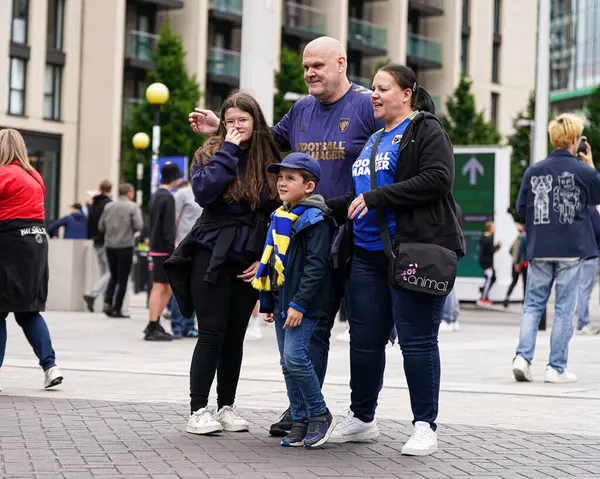 AFC Wimbledon aile fotoğrafı Sky Bet Ligi 2 Playoff Final maçı öncesinde Wimbledon Walsall 'a karşı Wembley Stadyumu, Londra, 26 Mayıs 2025