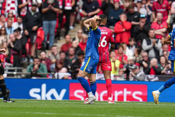 AFC Wimbledon takımından Marcus Browne, 26 Mayıs 2025 'te Wembley Stadyumu' nda oynanan Wimbledon-Walsall maçında kaçırılan şansa tepki gösterdi.