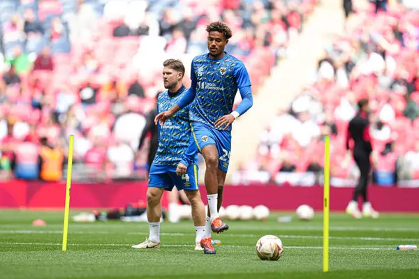 AFC Wimbledon takımından Aron Sasu, 26 Mayıs 2025 'te Wembley Stadyumu' nda Wimbledon 'a karşı AFC Wimbledon Finali' nin önünde.