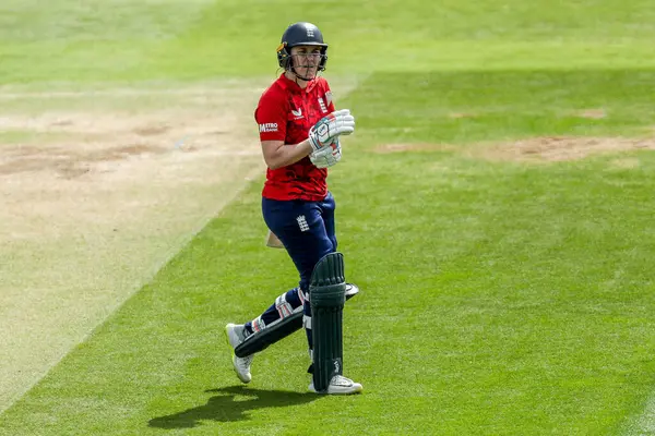 İngiltere 'den Nat Sciver-Brunt 3. Vitality IT20 Serisi sırasında işten çıkarılan kadınlar, 26 Mayıs 2025' te Cloud County Ground, Chelmsford, Birleşik Krallık 'ta İngiltere Kadınlar Batı Hint Adaları' na karşı oynadıkları maçta üzgün görünüyorlar.