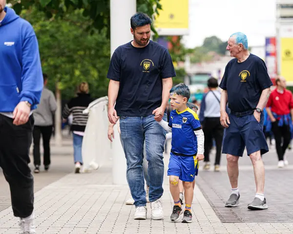 Wimbledon taraftarları Wembley yolunda ilerliyorlar. 26 Mayıs 2025 'te Wembley Stadyumu' nda Wimbledon 'a karşı AFC Wimbledon final maçı var.