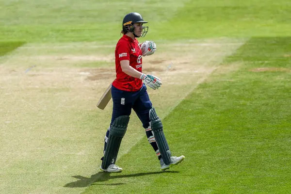 İngiltere 'den Nat Sciver-Brunt 3. Vitality IT20 Serisi sırasında işten çıkarılan kadınlar, 26 Mayıs 2025' te Cloud County Ground, Chelmsford, Birleşik Krallık 'ta İngiltere Kadınlar Batı Hint Adaları' na karşı oynadıkları maçta üzgün görünüyorlar.