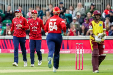 İngiltere 'den Sarah Glenn, Batı Hint Adaları' ndan Zaida James 'in 3. Vitalite Serisi' nde işten çıkarılmasının ardından kutluyor: İngiltere - Batı Hint Adaları Kadınları - Cloud County Ground, Chelmsford, Birleşik Krallık, 26 Mayıs 2025