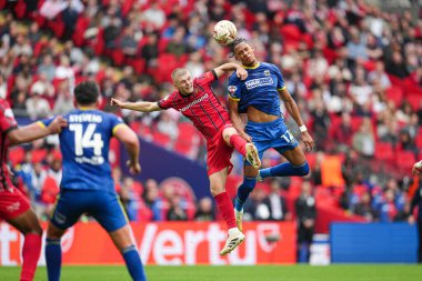 AFC Wimbledon takımından Alistair Smith 26 Mayıs 2025 'te Wembley Stadyumu' nda Wimbledon 'a karşı AFC Wimbledon final maçını kazandı.