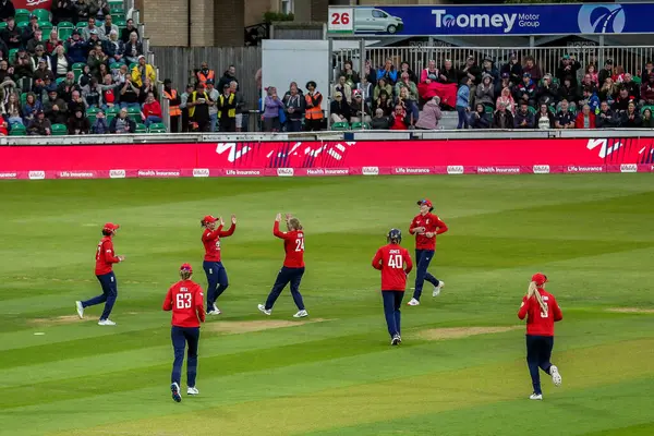 İngiltere 'den Charlie Dean, Batı Hint Adaları' ndan Realeanna Grimmond 'un 3. Vitality IT20 Serisi sırasında işten çıkarılmasını kutluyor. Kadınlar, İngiltere' nin Batı Hint Adaları Kadınlarına Karşı Cloud County Ground, Chelmsford, İngiltere, 26 Mayıs 2025