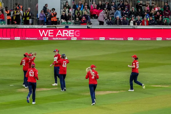 İngiltere 'den Charlie Dean, Batı Hint Adaları' ndan Realeanna Grimmond 'un 3. Vitality IT20 Serisi sırasında işten çıkarılmasını kutluyor. Kadınlar, İngiltere' nin Batı Hint Adaları Kadınlarına Karşı Cloud County Ground, Chelmsford, İngiltere, 26 Mayıs 2025