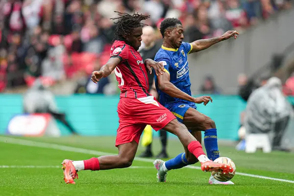 AFC Wimbledon takımından Josh Neufville 26 Mayıs 2025 'te Wembley Stadyumu' nda oynanan AFC Wimbledon-Walsall maçında topu kazandı.