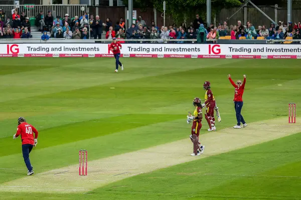 İngiltere 'den Charlie Dean, Batı Hint Adaları' ndan Realeanna Grimmond 'un 3. Vitality IT20 Serisi sırasında işten çıkarılmasını kutluyor. Kadınlar, İngiltere' nin Batı Hint Adaları Kadınlarına Karşı Cloud County Ground, Chelmsford, İngiltere, 26 Mayıs 2025