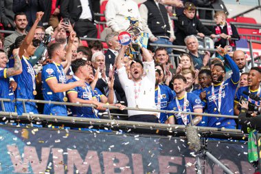 AFC Wimbledon teknik direktörü Johnnie Jackson, 26 Mayıs 2025 'te Wembley Stadyumu, Londra' da oynanan Wimbledon-Walsall maçında Sky Bet 2 playoff final maçında kupayla kutluyor.