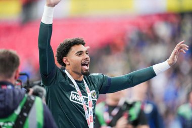 AFC Wimbledon 'dan Owen Goodman 26 Mayıs 2025' te Wembley Stadyumu 'nda Wimbledon' a karşı AFC Wimbledon final maçından sonra