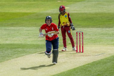 İngiltere 'den Nat Sciver-Brunt 3. Vitality IT20 Serisi sırasında harekete geçen kadınlar, 26 Mayıs 2025' te Cloud County Ground, Chelmsford, İngiltere 'de İngiltere' ye karşı Batı Hint Adaları Kadınları ile eşleşti.