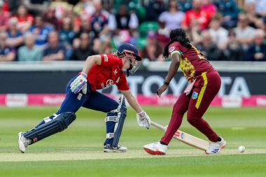 İngiltere 'den Heather Knight 3. Vitality IT20 Serisi sırasında İngiltere ile Batı Hint Adaları Kadınları arasında 26 Mayıs 2025' te Cloud County Ground, Chelmsford, Birleşik Krallık 'ta oynanan karşılaşmada.
