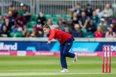 İngiltere 'den Linsey Smith 3. Vitality IT20 Serisi sırasında bovling oynuyor. Maç, 26 Mayıs 2025' te Cloud County Ground, Chelmsford, Birleşik Krallık 'ta İngiltere' ye karşı Batı Hint kadınlarına karşı.