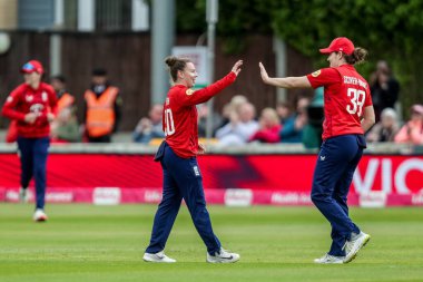 İngiltere 'den Linsey Smith, Batı Hint Adaları' ndan Jahzara Claxton 'ın 3. Vitality IT20 Serisi' nde işten çıkarılmasını kutluyor. Kadınlar, İngiltere 'nin Batı Hint Adaları Kadınlarına Karşı Cloud County Ground, Chelmsford, Birleşik Krallık' ta 26 Mayıs 2025 'te oynanan karşılaşma.